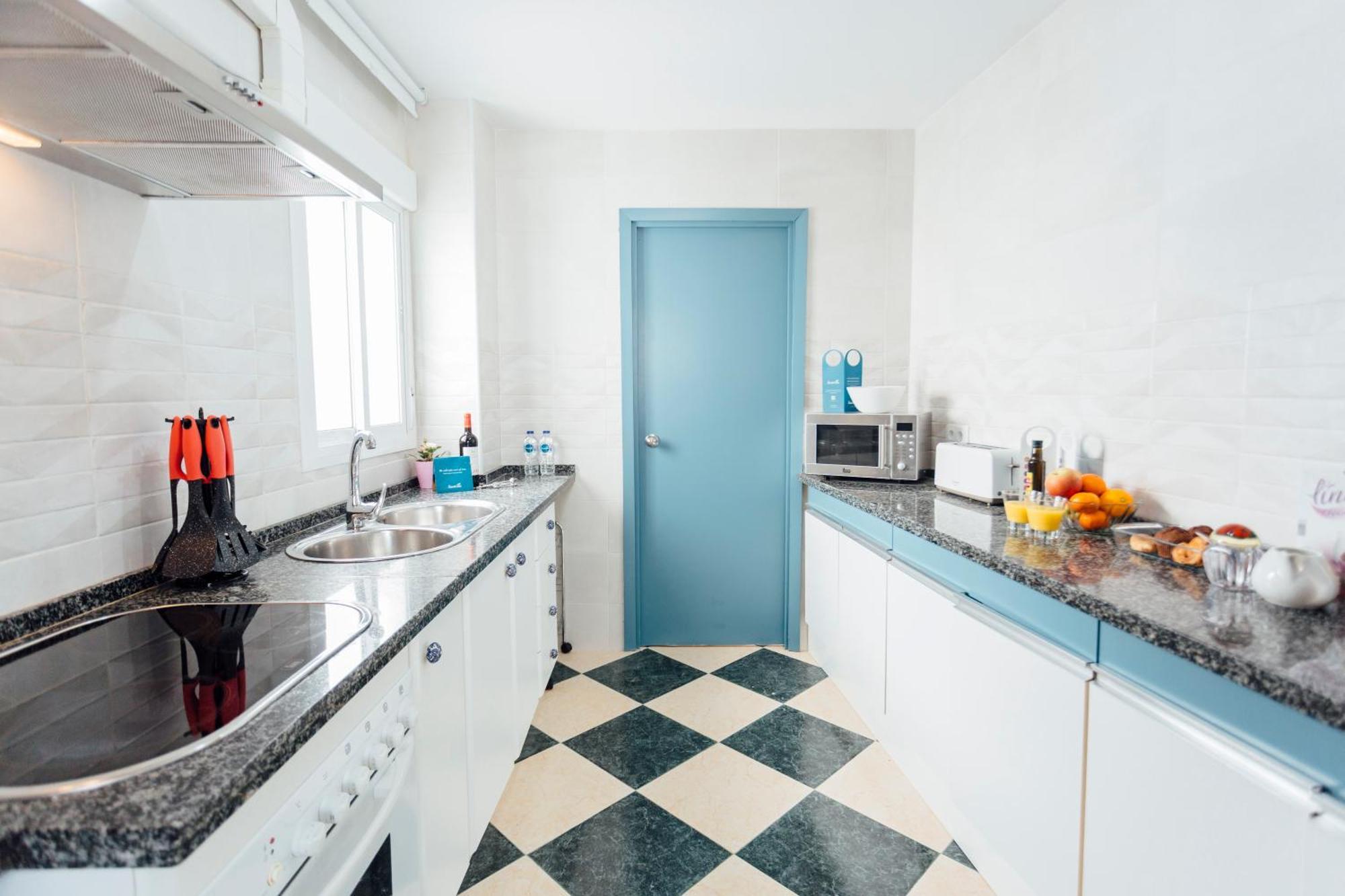 Stunning And Colorful- 4bd 2bth- Santa Cruz Apartment *