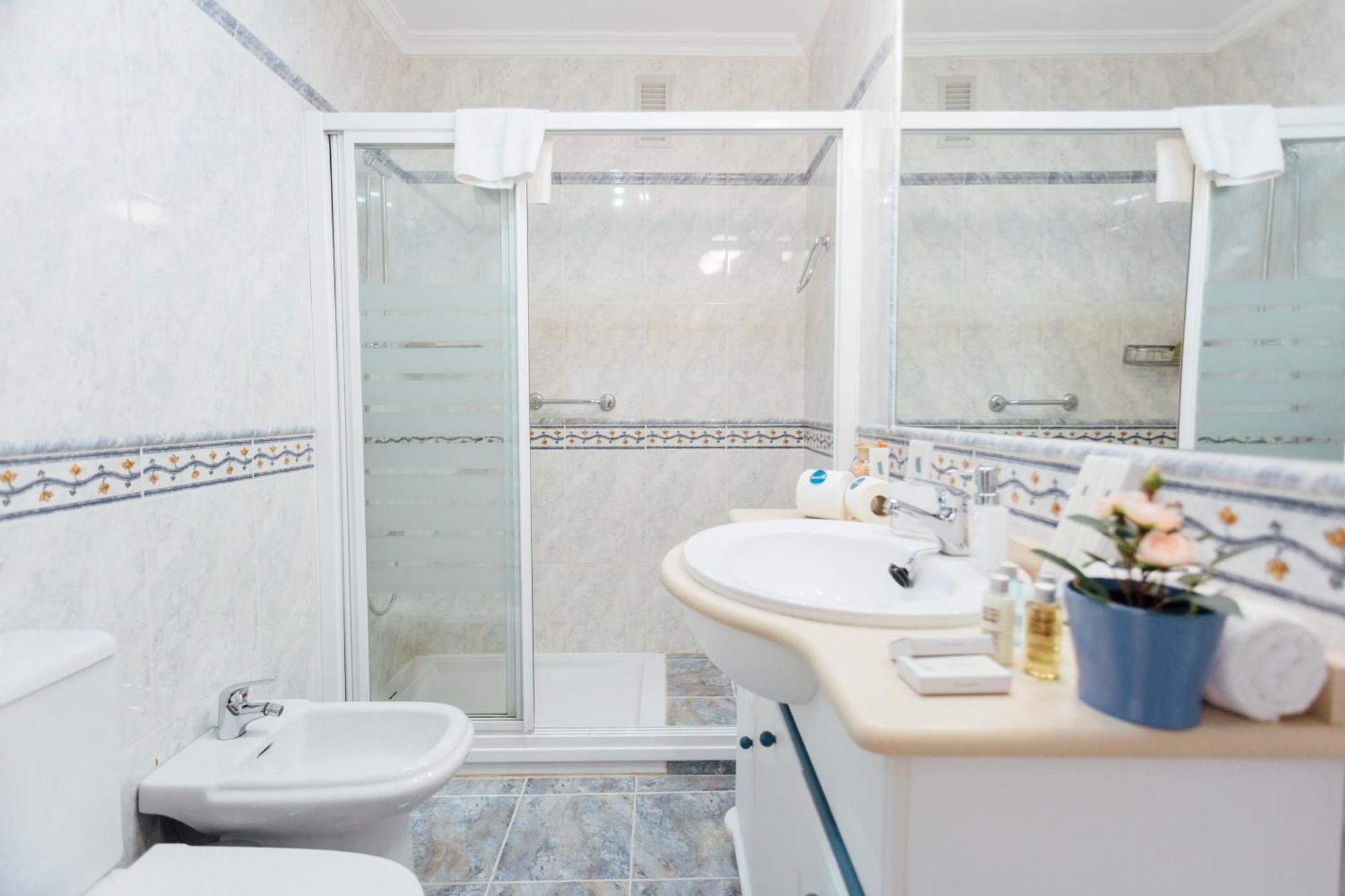 Stunning And Colorful- 4bd 2bth- Santa Cruz Apartment Seville