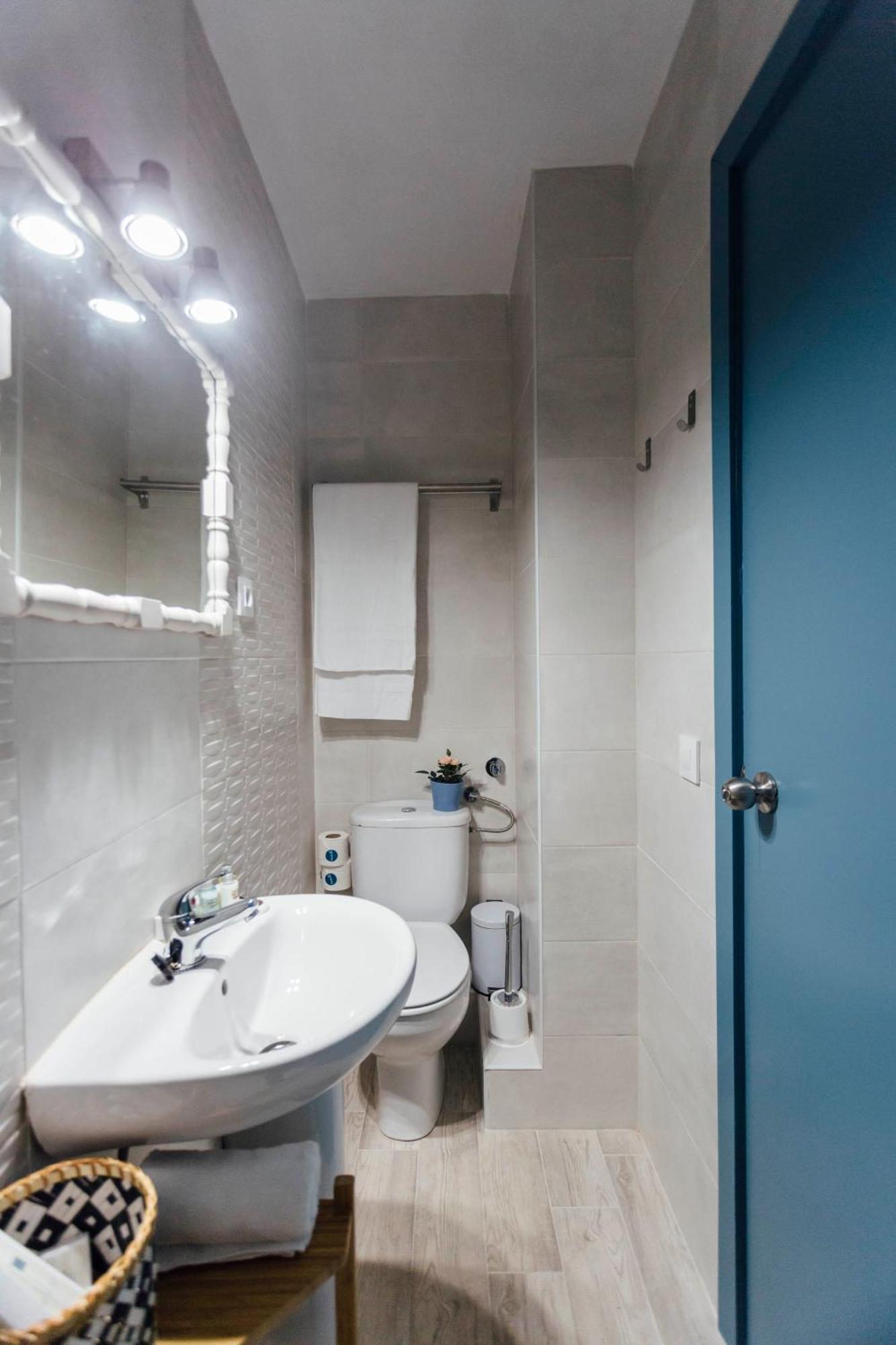Stunning And Colorful- 4bd 2bth- Santa Cruz Apartment *