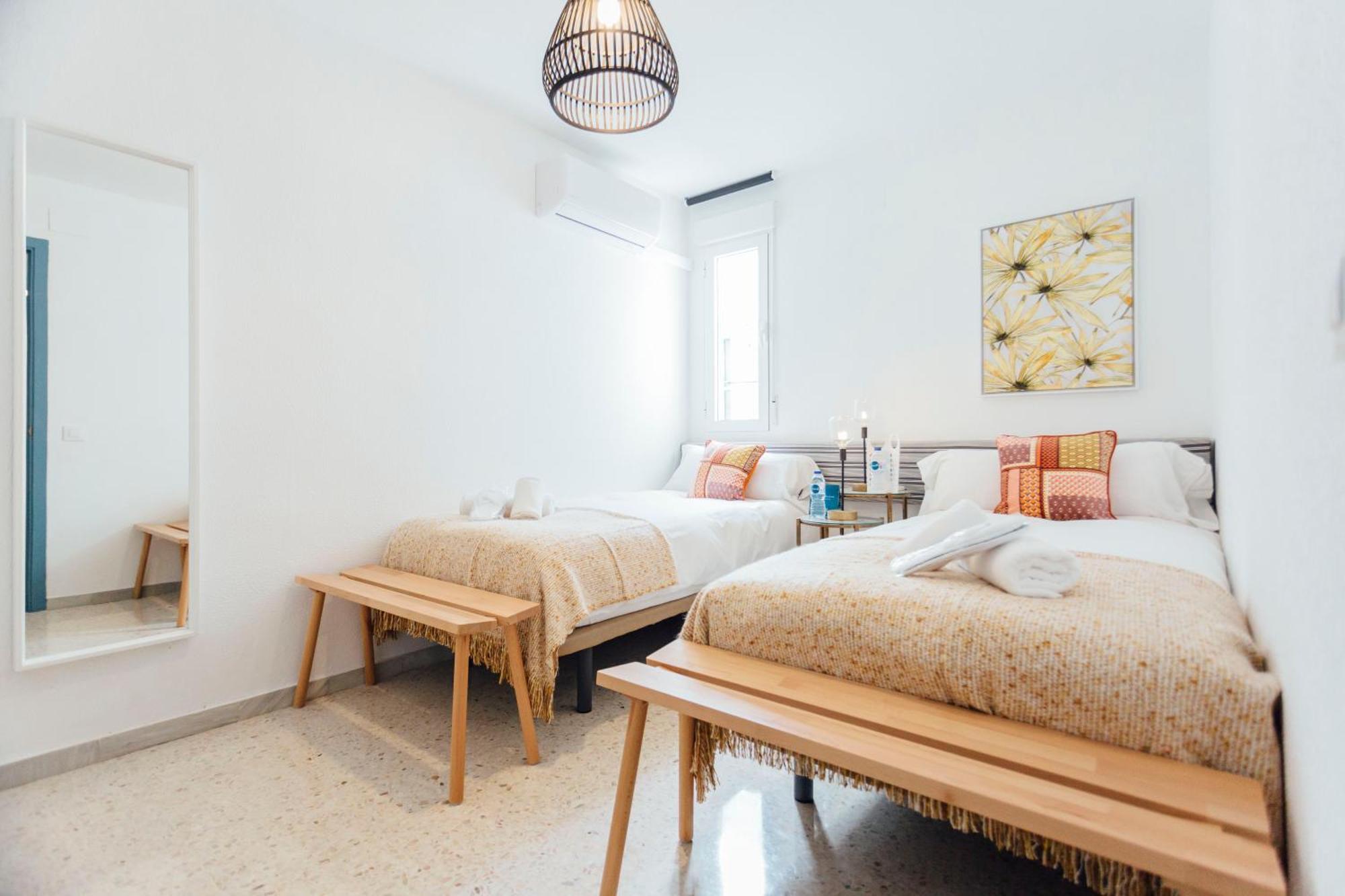 Apartment Stunning And Colorful- 4bd 2bth- Santa Cruz Seville