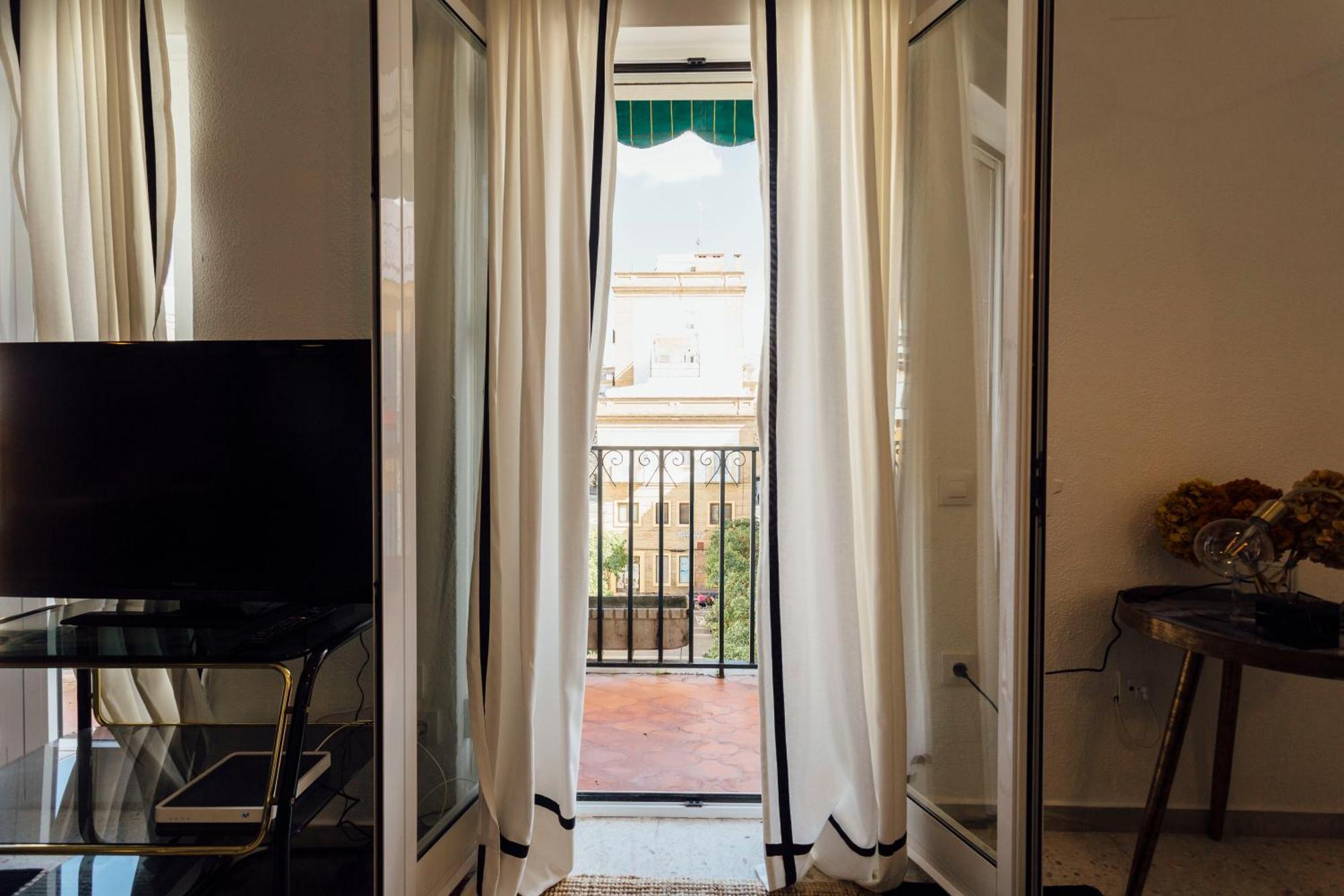 Stunning And Colorful- 4bd 2bth- Santa Cruz * Seville