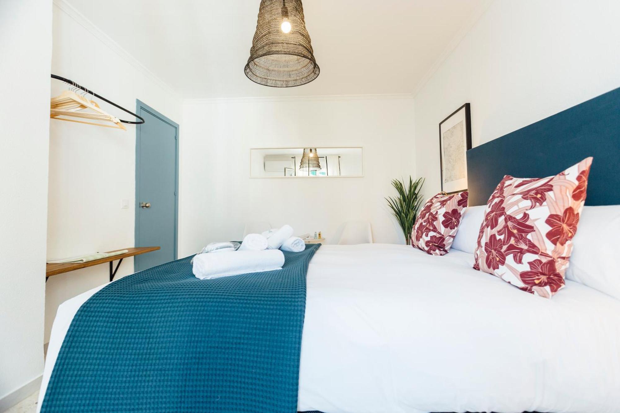 Stunning And Colorful- 4bd 2bth- Santa Cruz Apartment *
