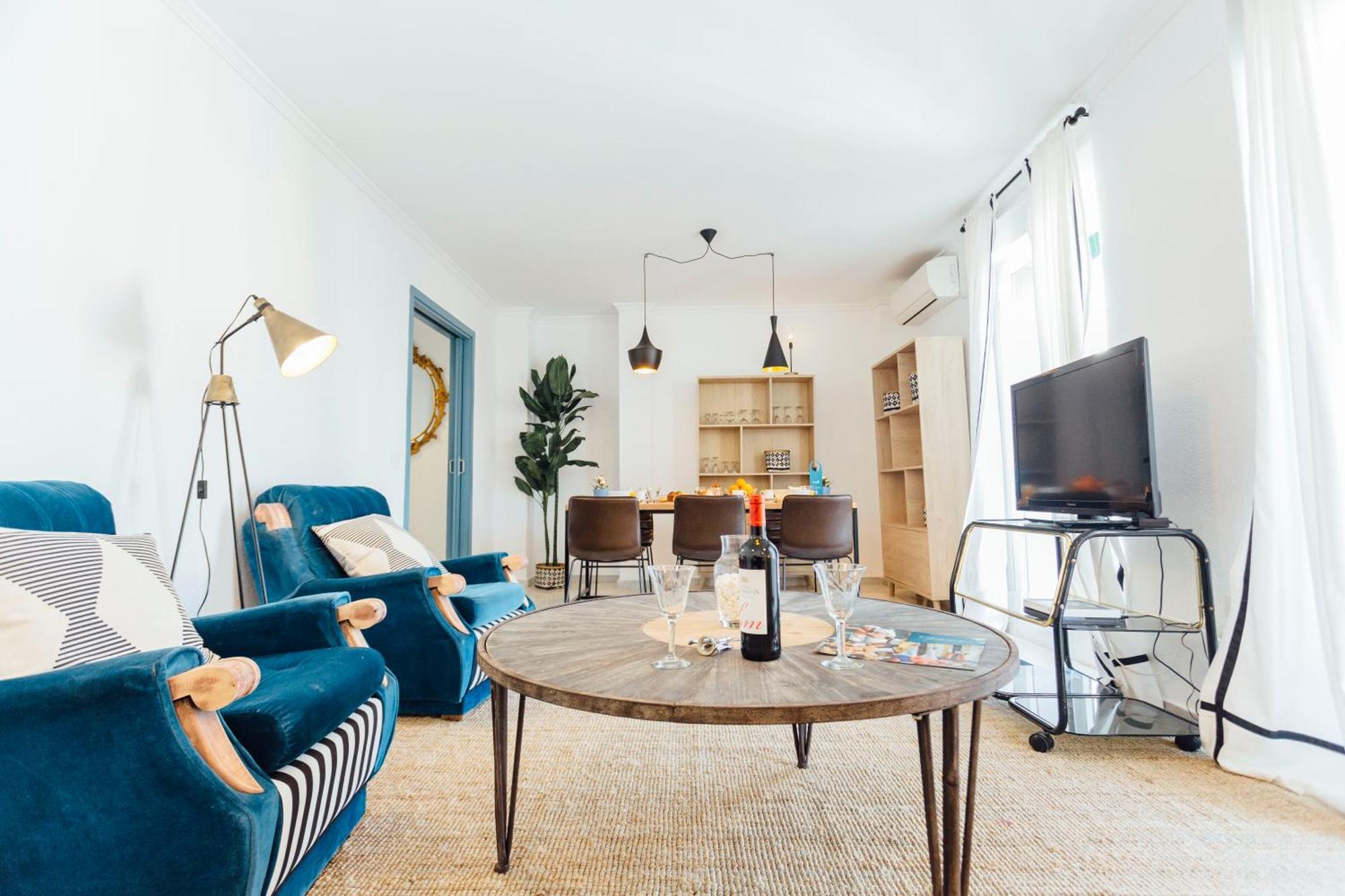 Stunning And Colorful- 4bd 2bth- Santa Cruz * Seville